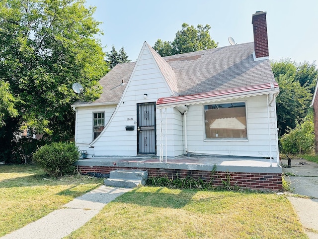 view of front facade with a front yard