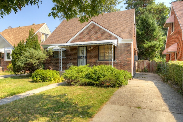 bungalow featuring a front lawn