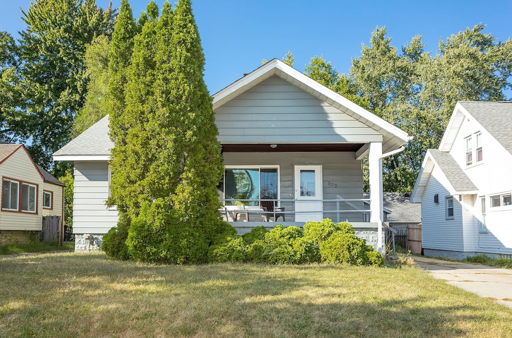 bungalow featuring a front lawn and a porch