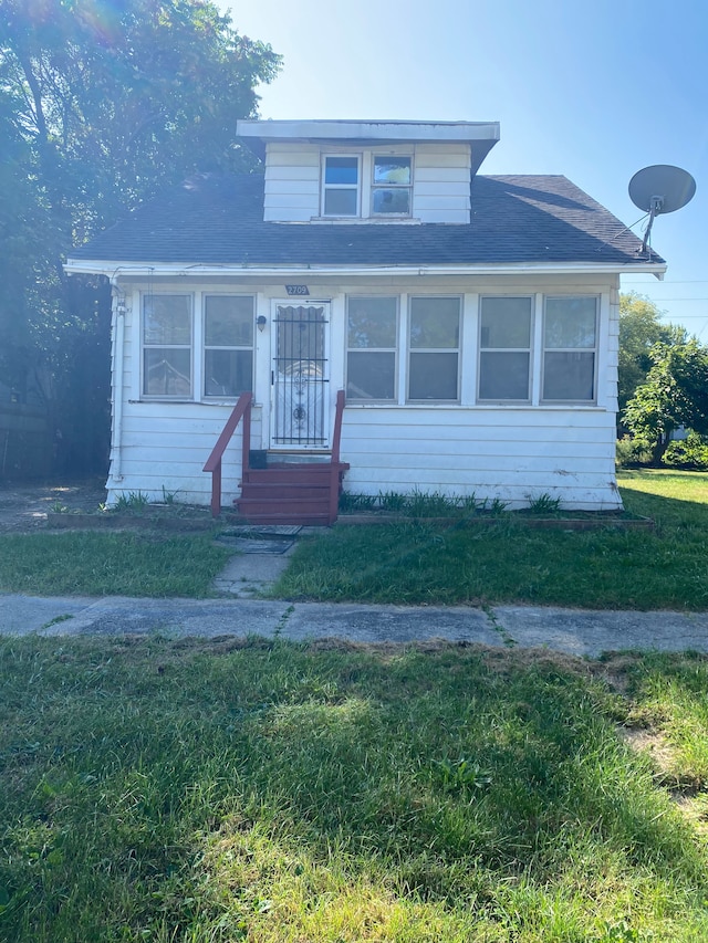 view of front of property featuring a front yard