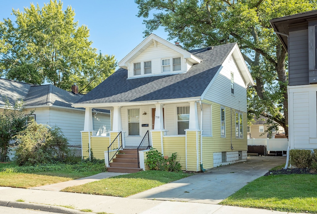 view of front facade with covered porch and a front yard