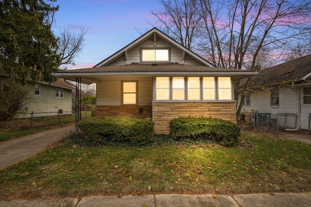 view of front of house featuring a lawn