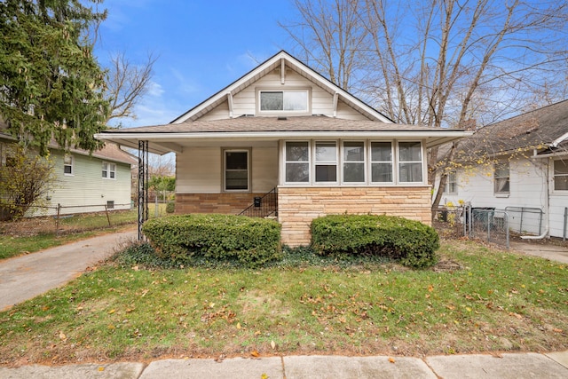 view of front facade with a front yard