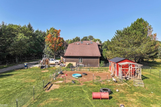 view of yard with an outbuilding