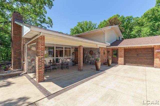 view of front facade featuring covered porch and a garage