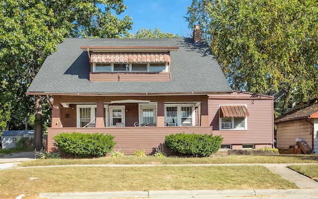 view of front facade with a front lawn