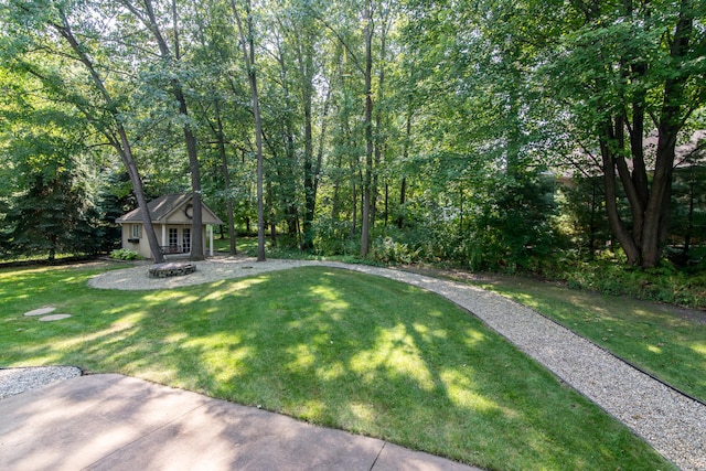 view of yard with an outbuilding