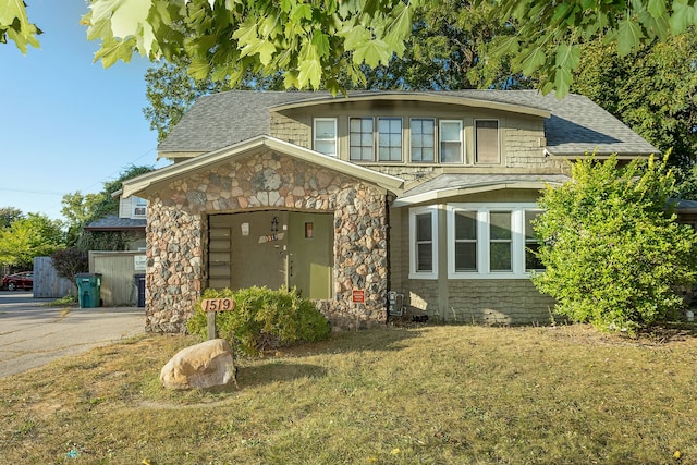 view of front facade featuring a front yard