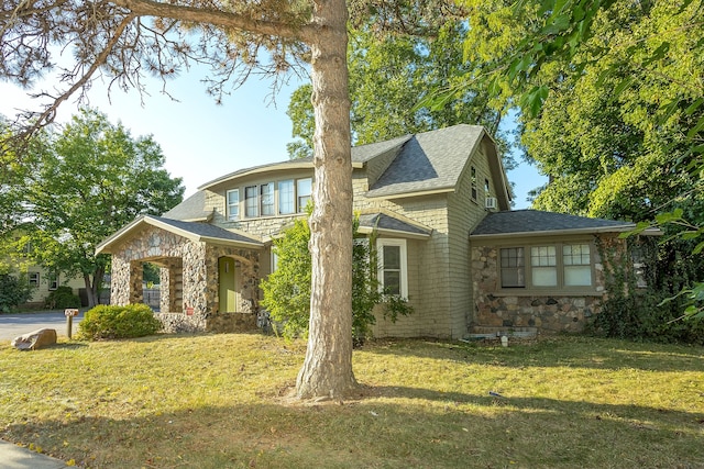 view of front of home featuring a front lawn