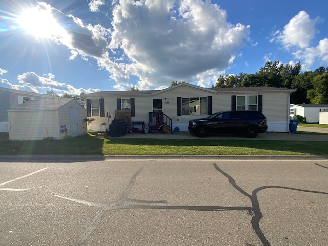 manufactured / mobile home featuring a front lawn