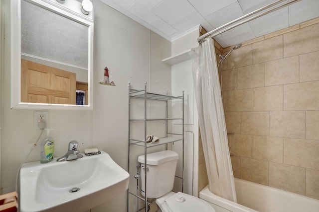 full bathroom featuring toilet, crown molding, sink, and shower / tub combo with curtain