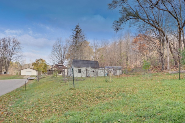 view of yard with an outbuilding