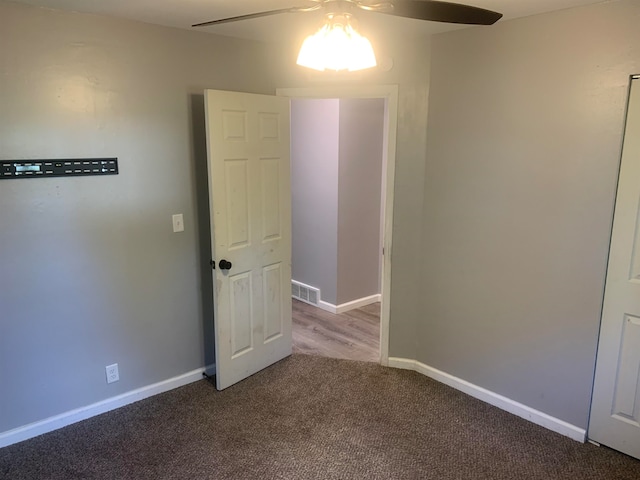 carpeted spare room featuring ceiling fan