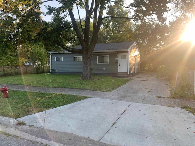 view of front facade featuring a front yard