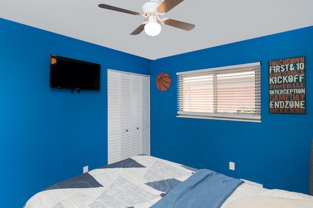 unfurnished bedroom with ceiling fan and a closet