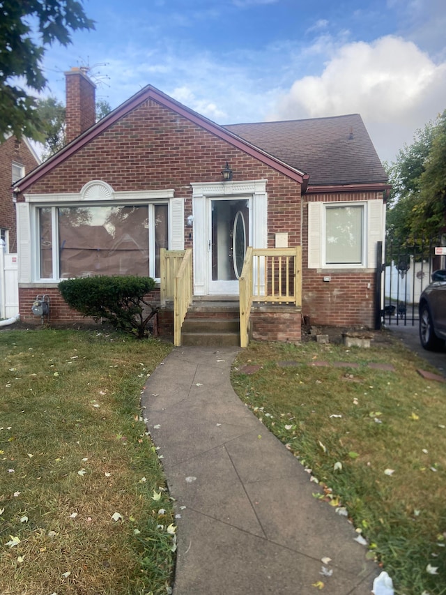 view of front facade featuring a front lawn