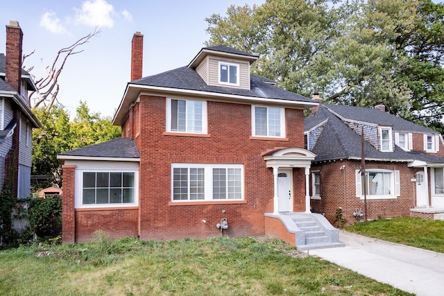 view of front of home featuring a front yard