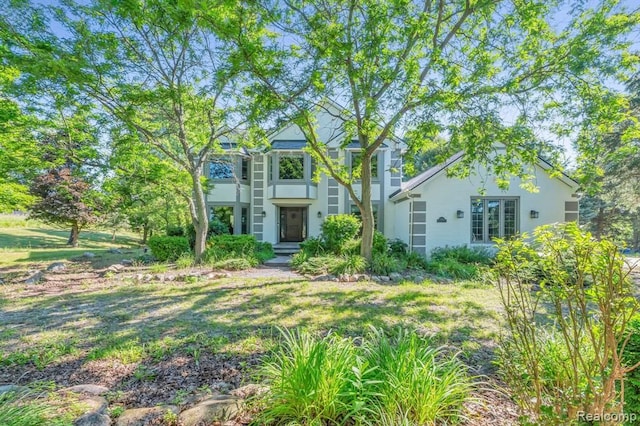 view of front facade with a front yard