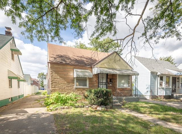 view of front of house with a front yard