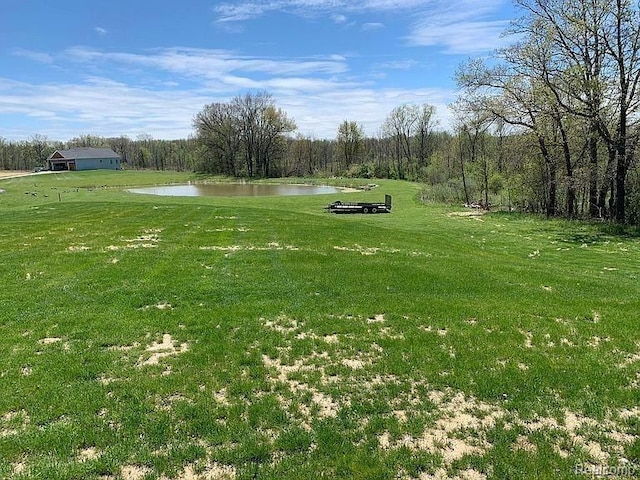 view of yard featuring a water view