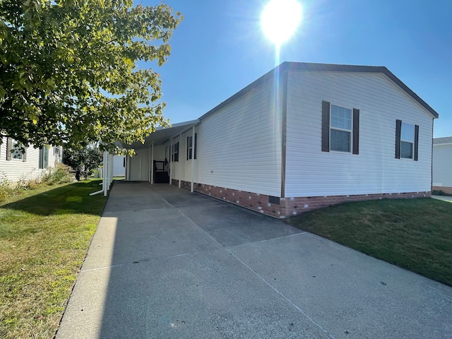 view of front of home with a front lawn and a carport