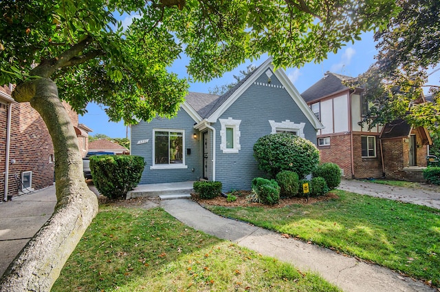 view of front of property featuring a front yard