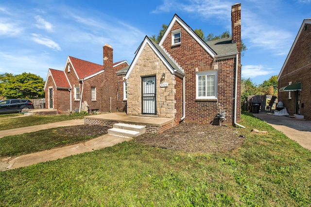 view of front facade featuring a front lawn