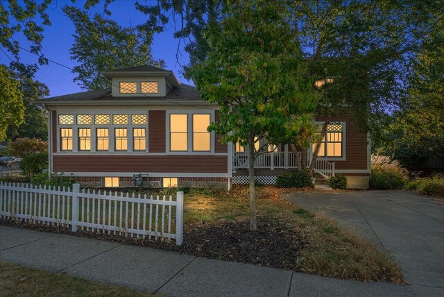 view of front facade featuring a fenced front yard