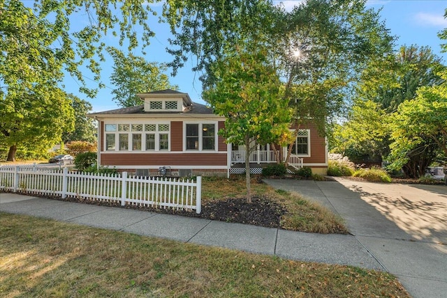 view of front of property featuring a fenced front yard and a front yard