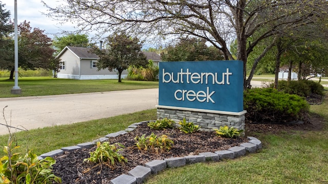 community / neighborhood sign with a lawn