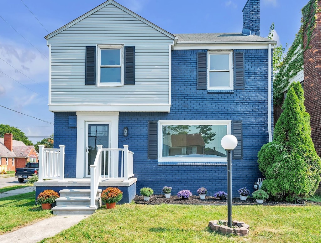 view of front facade with a front yard