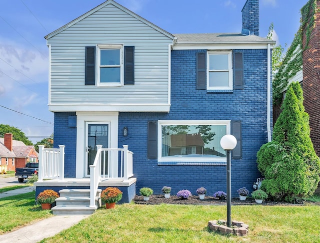 view of front facade with a front yard