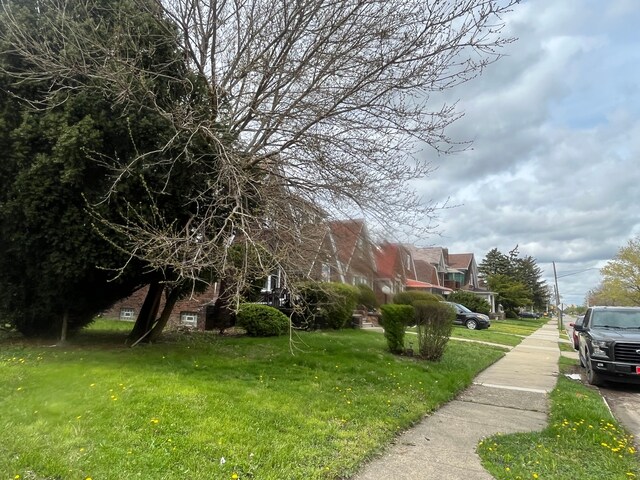 view of property's community featuring a lawn