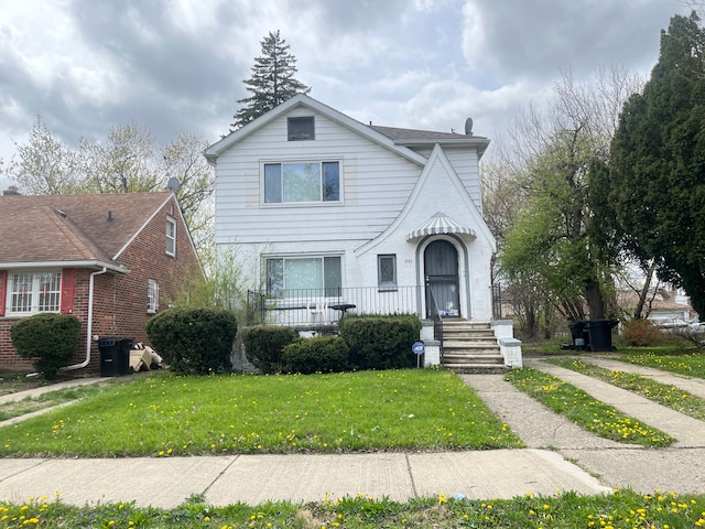 view of front of home featuring a front lawn