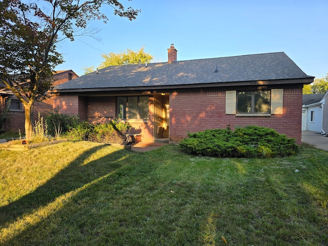 view of front of home featuring a front lawn