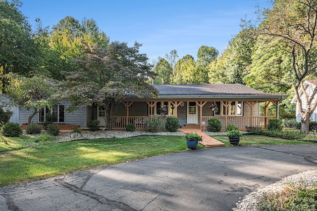 view of front of home with a porch and a front lawn