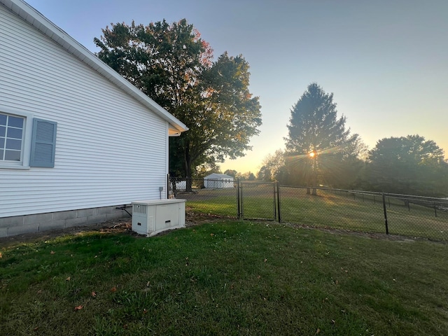 view of yard at dusk