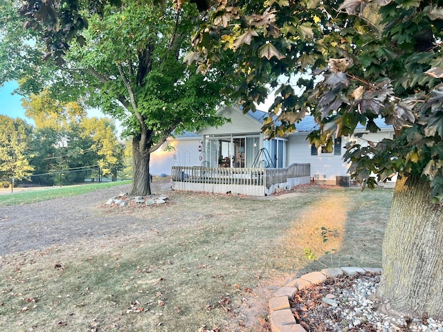 view of front facade featuring a front yard