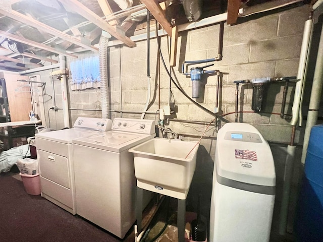 clothes washing area with washing machine and dryer and sink