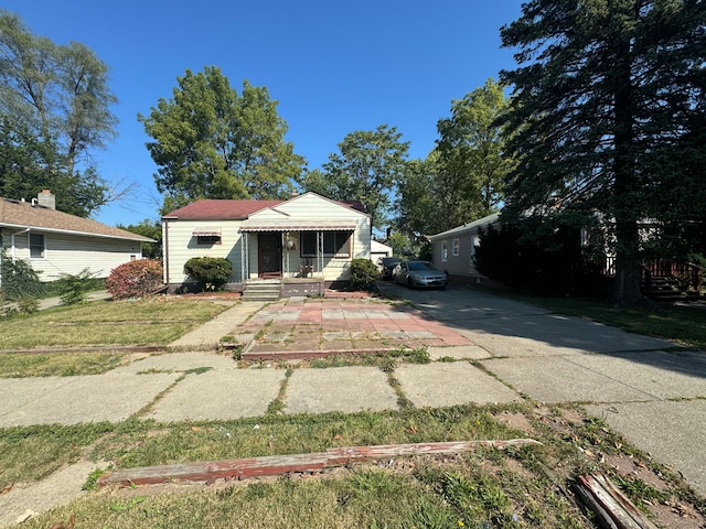 view of front of home with a front lawn