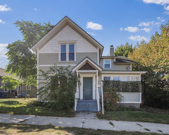 view of front of house featuring a front lawn