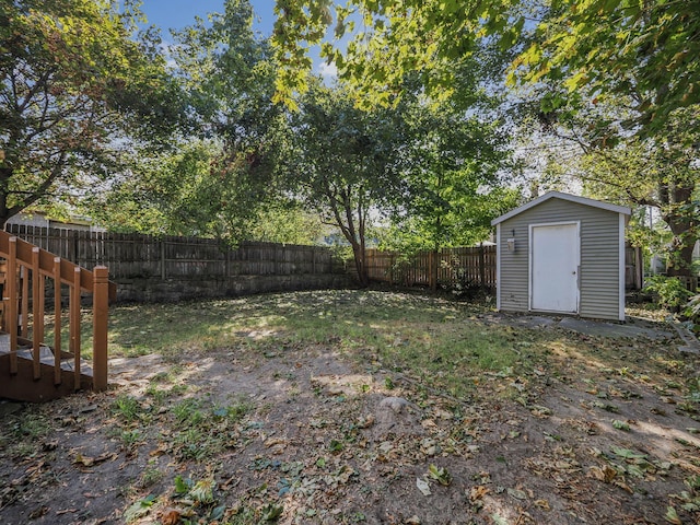 view of yard featuring a storage shed