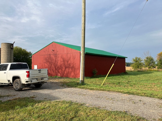 view of outdoor structure featuring a yard