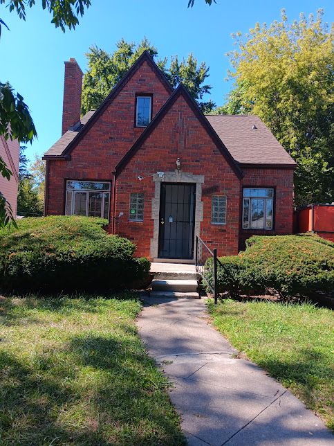 view of front of property with a front lawn