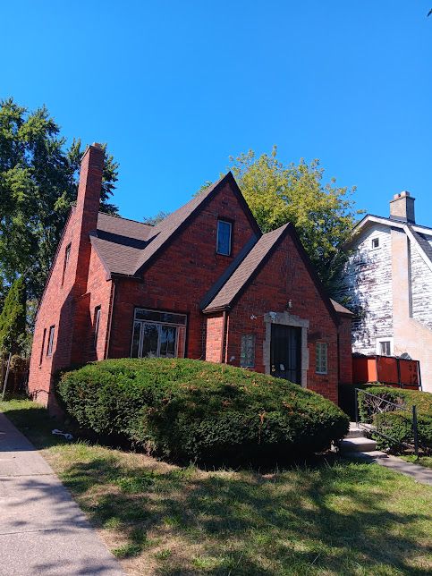 view of front facade featuring a front lawn