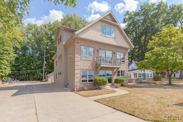 view of front facade with a front yard