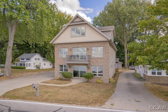 view of front of home featuring a balcony