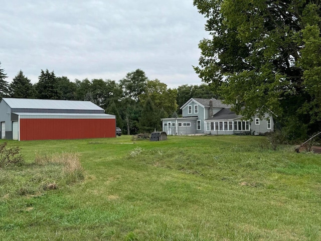 view of yard with an outbuilding