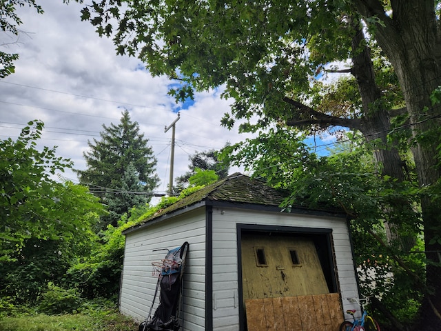 16510 Littlefield St, Detroit, MI 48235 - garage featuring a shed