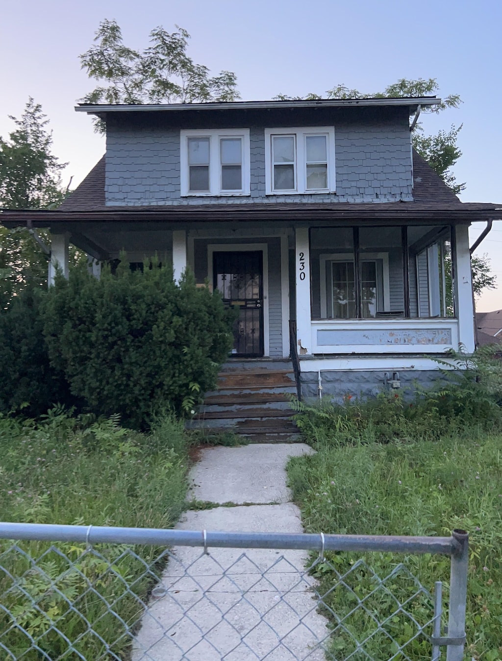 230 Pilgrim St, Highland Park, MI 48203 - view of front of home with a porch